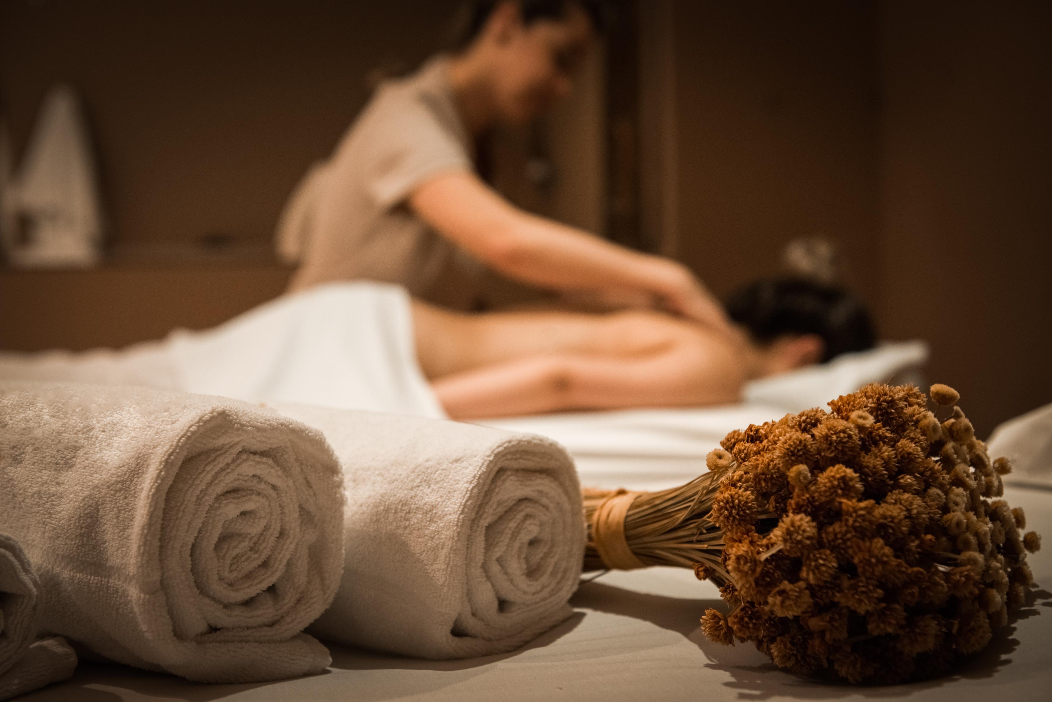 גראמדו Wish Serrano Resort מראה חיצוני תמונה A woman receiving a massage